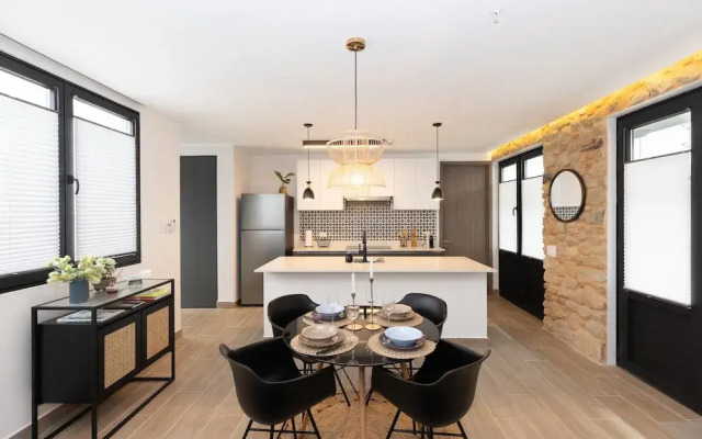 The Rooftop Condo by Acomodo