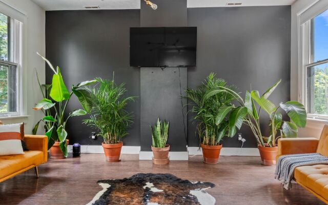 NEW Luxe Pet Friendly Free Parking Downtown