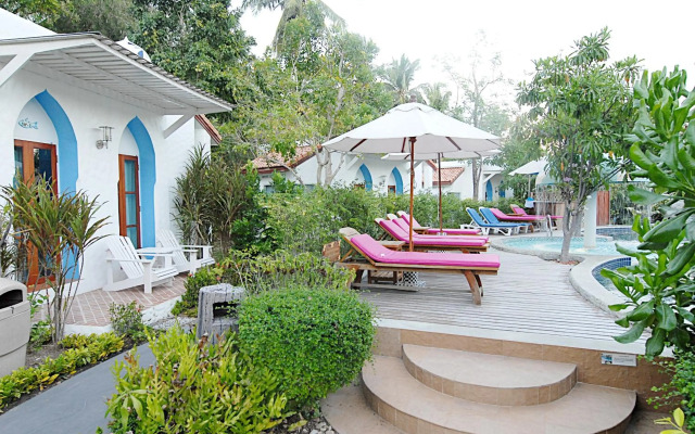 Baan Montra Beach Resort
