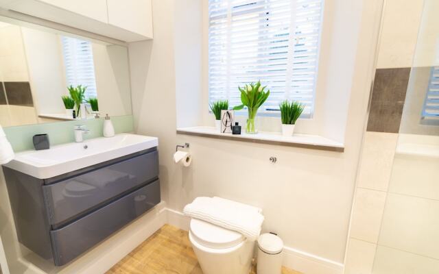 Central Plymouth Apartment By University