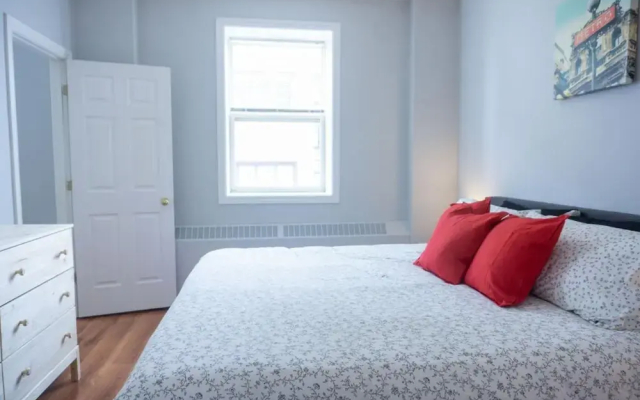 2BR Condo in Heart of Uptown Coffee Wifi