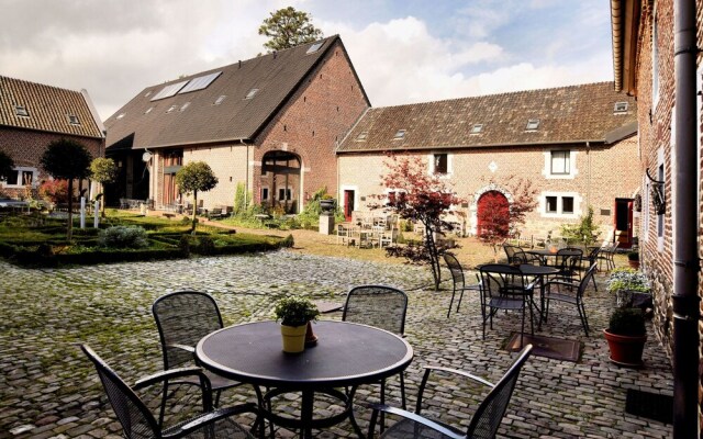Lovely Holiday Home in Richelle with Barbecue