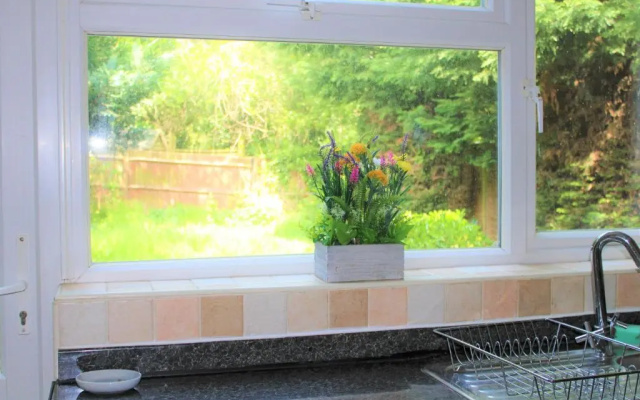 Beautiful 3 bed house Sleeps 6 Free Parking!