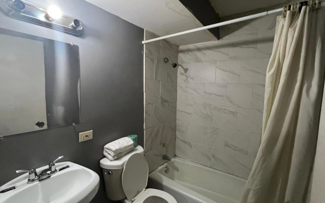 Capital O Empire Motel Chicago I-94