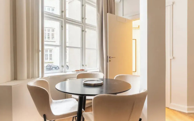 Sanders Noble - Fantastic 5-bdr Apt in the Capital