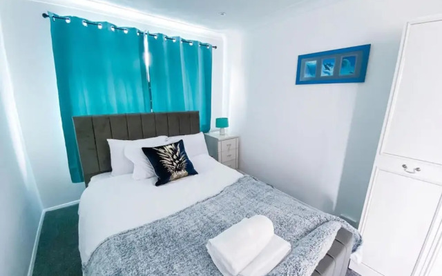 3br-sleeps5-parking-neartrainstation