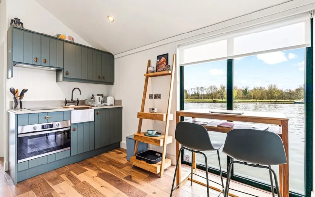 Ondine Houseboat on the Thames - From 160 Per Night