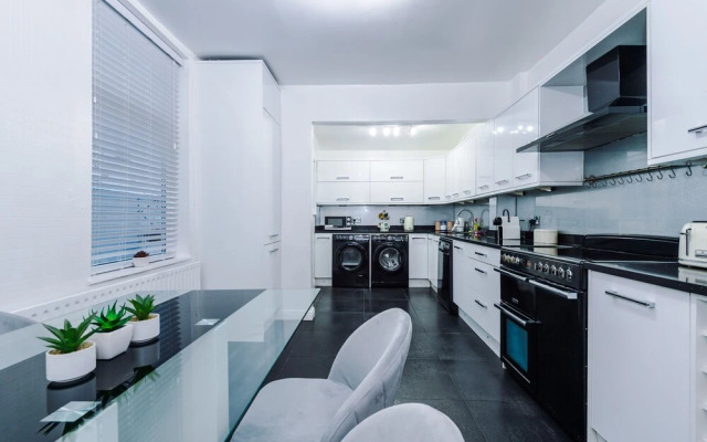 The Seedley 4 Bedroom House - Salford