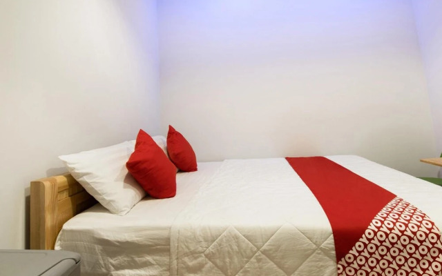 OYO 471 White 1 Hotel