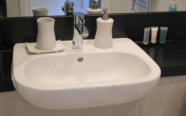 The Station Suite (Peymans)