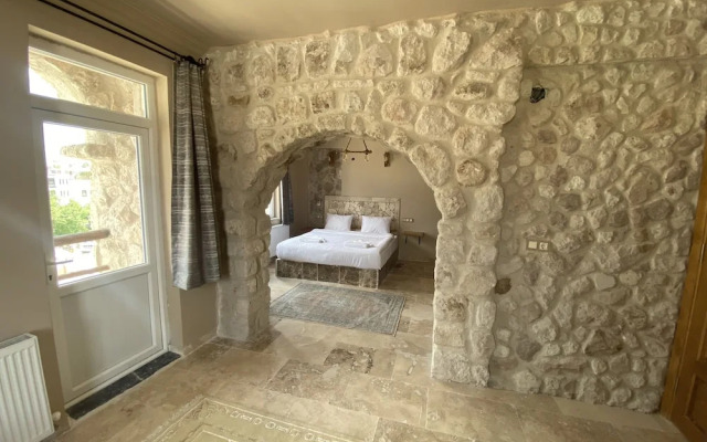 Ala Stone House