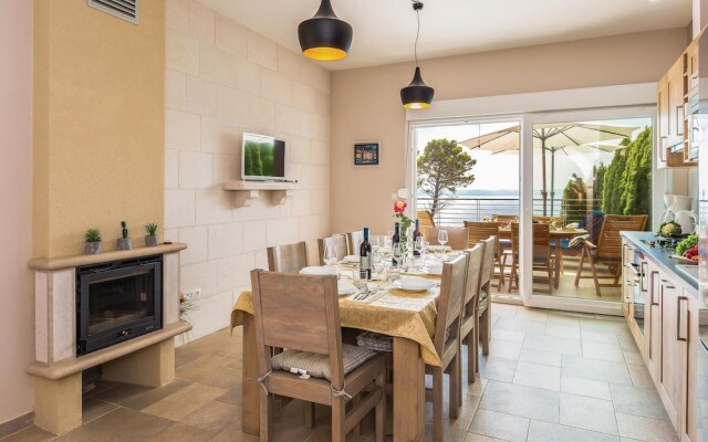 Awesome Home in Makarska With Wifi and 4 Bedrooms