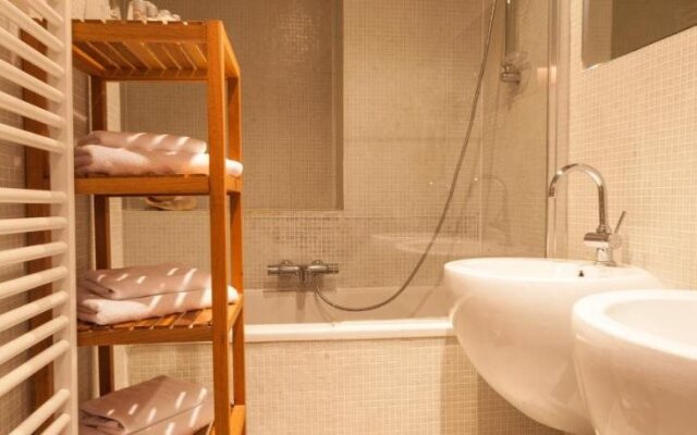 Hotel Diamonds and Pearls