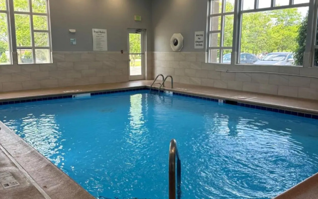 Holiday Inn Express Hotel & Suites Chicago-Algonquin by IHG