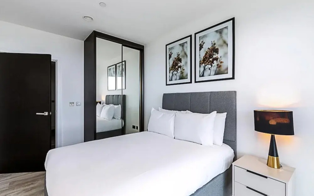 Modern Sky-High Flat In North Acton