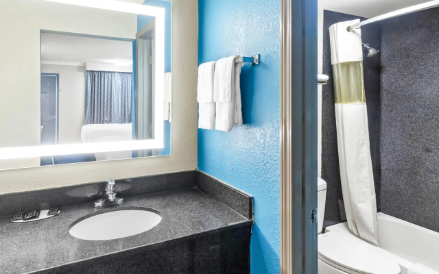 Days Inn by Wyndham Houston East