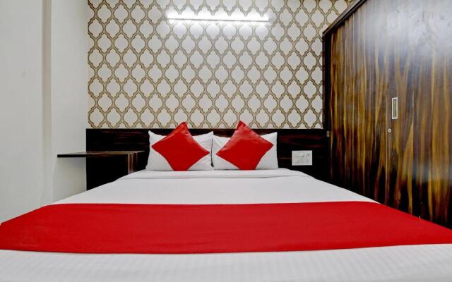 OYO Flagship 13933 Varcity Pearl