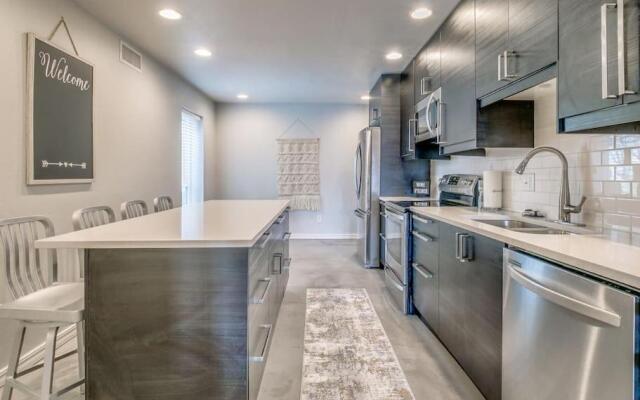 Cozy Condo Close to Everything
