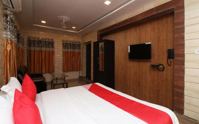 OYO Flagship 27998 Golden Inn
