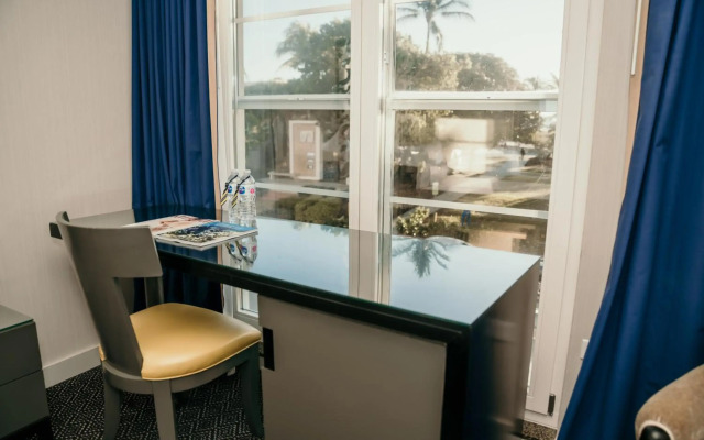 Hotel Breakwater South Beach