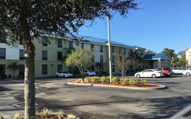 Days Inn & Suites Lakeland