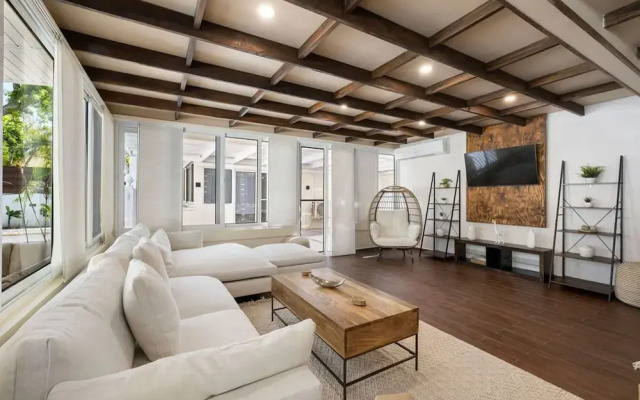 New 5 Bedroom Private Pool Near Superfood