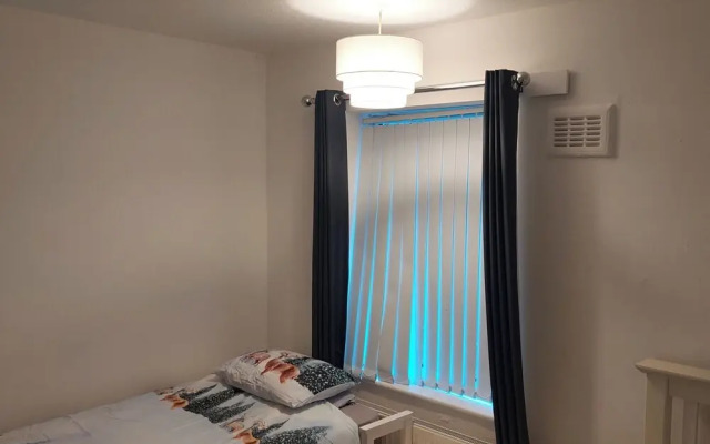 Knotty Ash - 3 Beds - Sleeps 6 - On-site Parking