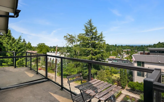 Seattle Vacation Home: The Aerodrome
