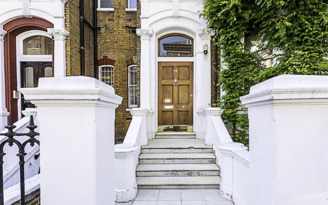 Well-designed Chelsea Flat