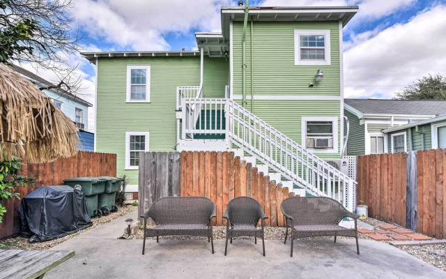 Steps to Beach: Nautical Galveston Home Near Pier!