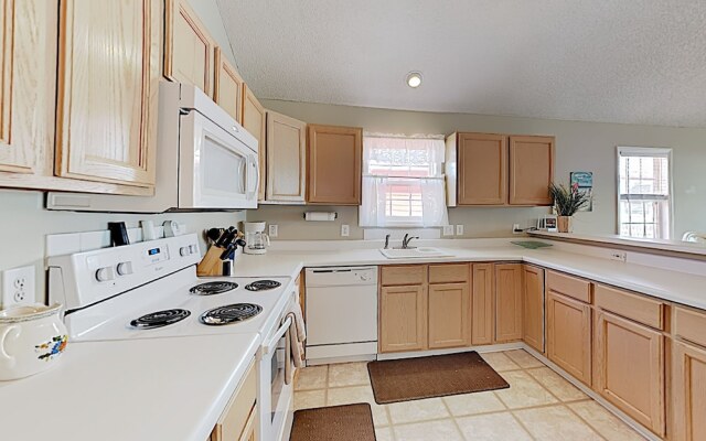Fish N Hooks W/ Ocean-view Porch, Steps To Beach 5 Bedroom Home