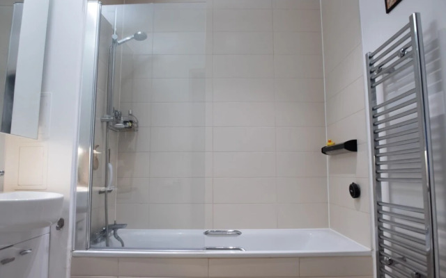 Cozy Modern Apartment In East London