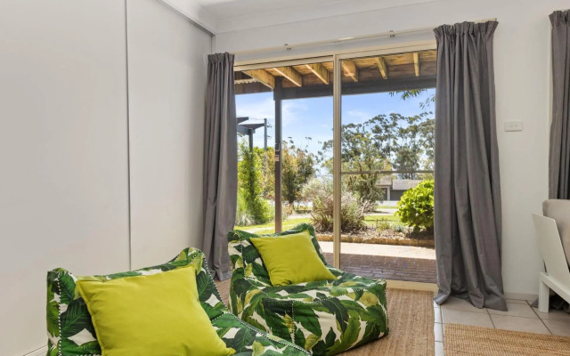 Stylish Family Beach House Walking Distance to 3 Beaches