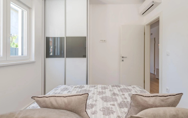 NEW apartment with POOL near center WITH 2 PARKING