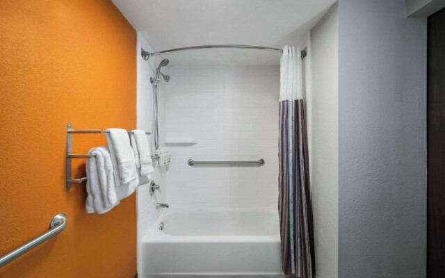 La Quinta Inn & Suites by Wyndham Greensboro NC