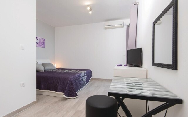 Awesome Home in Sreser with Hot Tub, WiFi & 4 Bedrooms