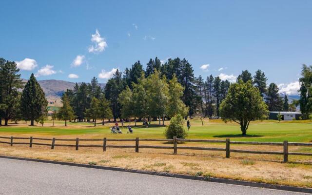 Getaway on the Green - Cromwell Holiday Home
