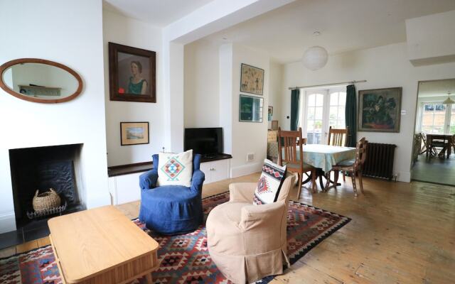 Charming 2 Bedroom House With Garden in East London