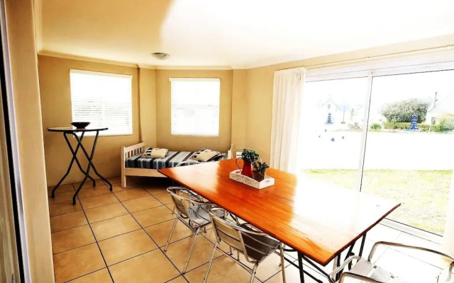 The Pelican - Stunning 3-bedroom Holiday Home in Langebaan