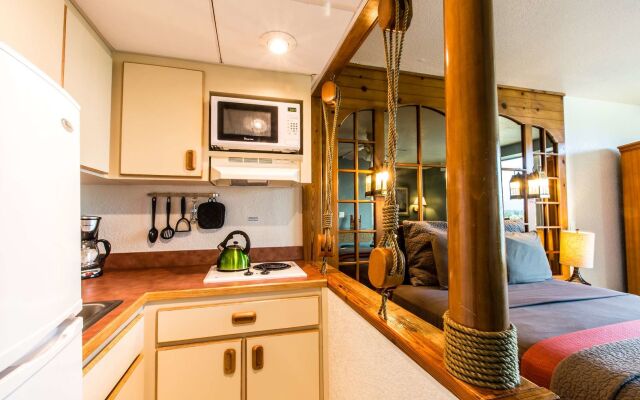 Georgian Inn Beach Club