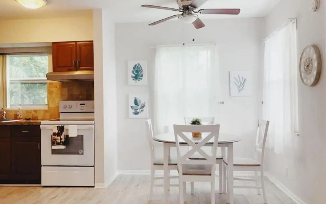 Beachside Gardens Apartments by Lowkl