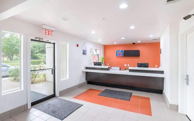 Motel 6 Grand Prairie, TX - Near Six Flags Drive