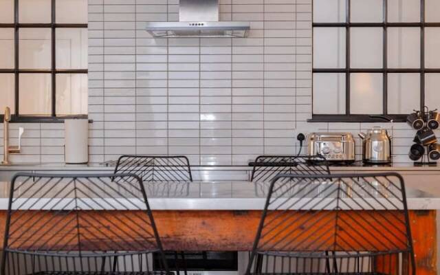 Sleek & Stylish 2BD Flat - Warren Street