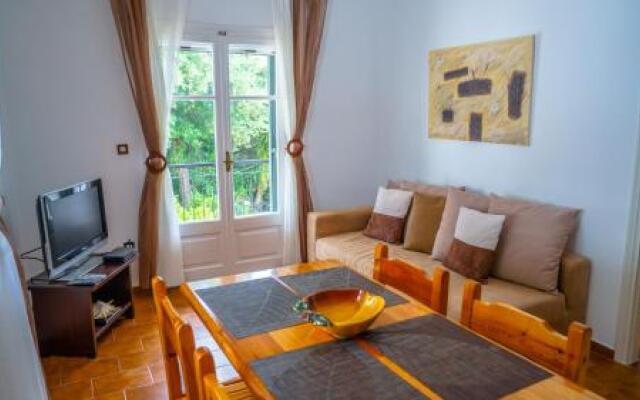 Zeus Pool Apartments