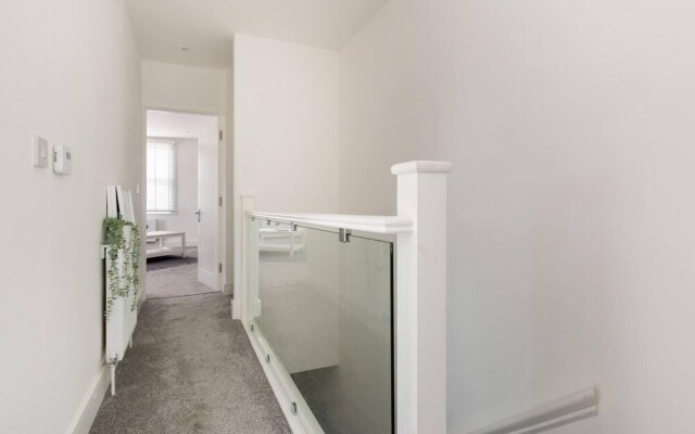 Modern Apartment, Castle View Rochester, England