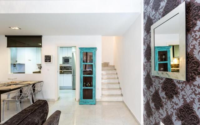 LR2 Private Terrace & Parking Right in the city Center