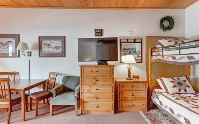 Studio Colorado Vacation Rental Located near River Run Village with Hot Tub and Pool Access