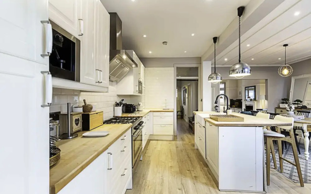 Gorgeous 4-bed Home With a Fireplace and Terrace