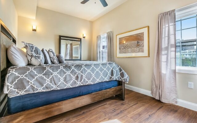 2BD Spacious condo Steps from ST Charles