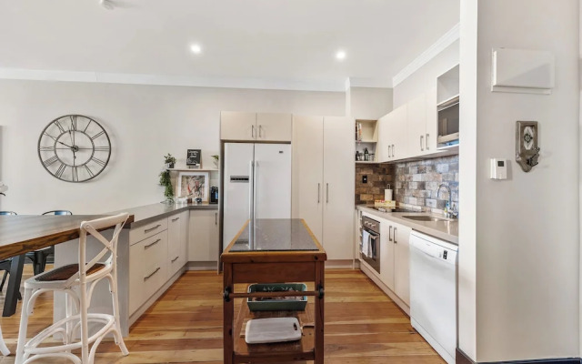 Spacious 2Br In Cbd Pool Gym Parking